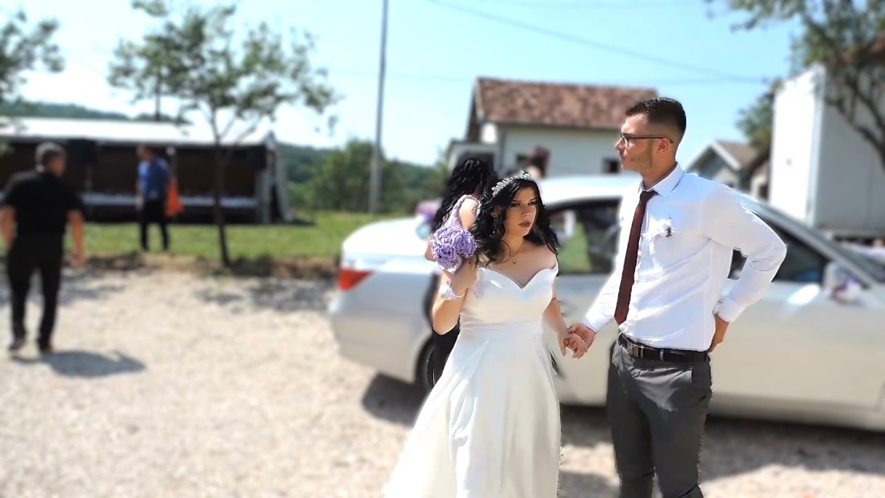 😊 Vesela majka dočekuje mladence – osmijesi, zagrljaji i radost ❤️