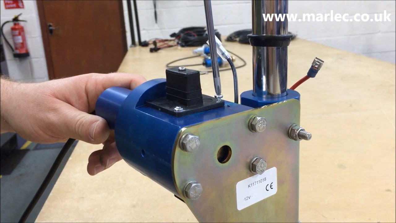 Removing and replacing the Rutland FM910 4 Windcharger nacelle and brush holder
