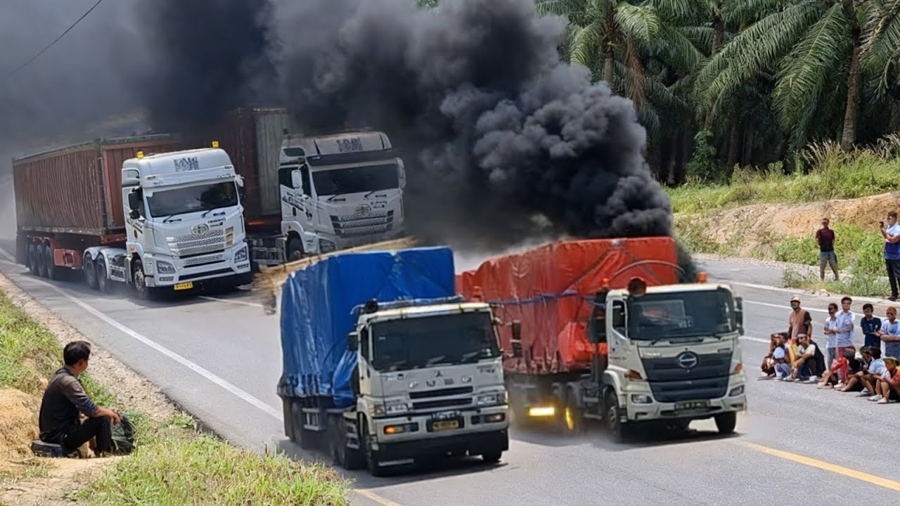 Amazing‼️Trailer Jepang Vs Trailer Cina Adu Power|| Truck Mundur di Bukit Kodok