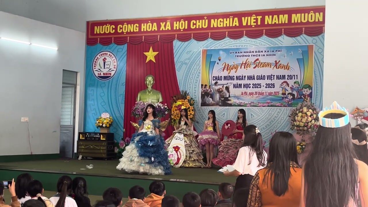 Steam xanh trang phục từ vật liệu tái chế 