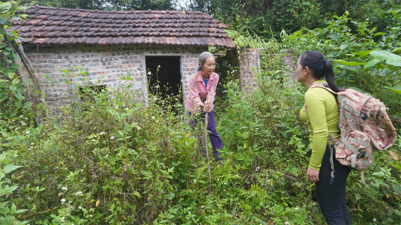 TIMELAPSE: A kind girl comes to give gifts and help an old man living alone repair his old house.