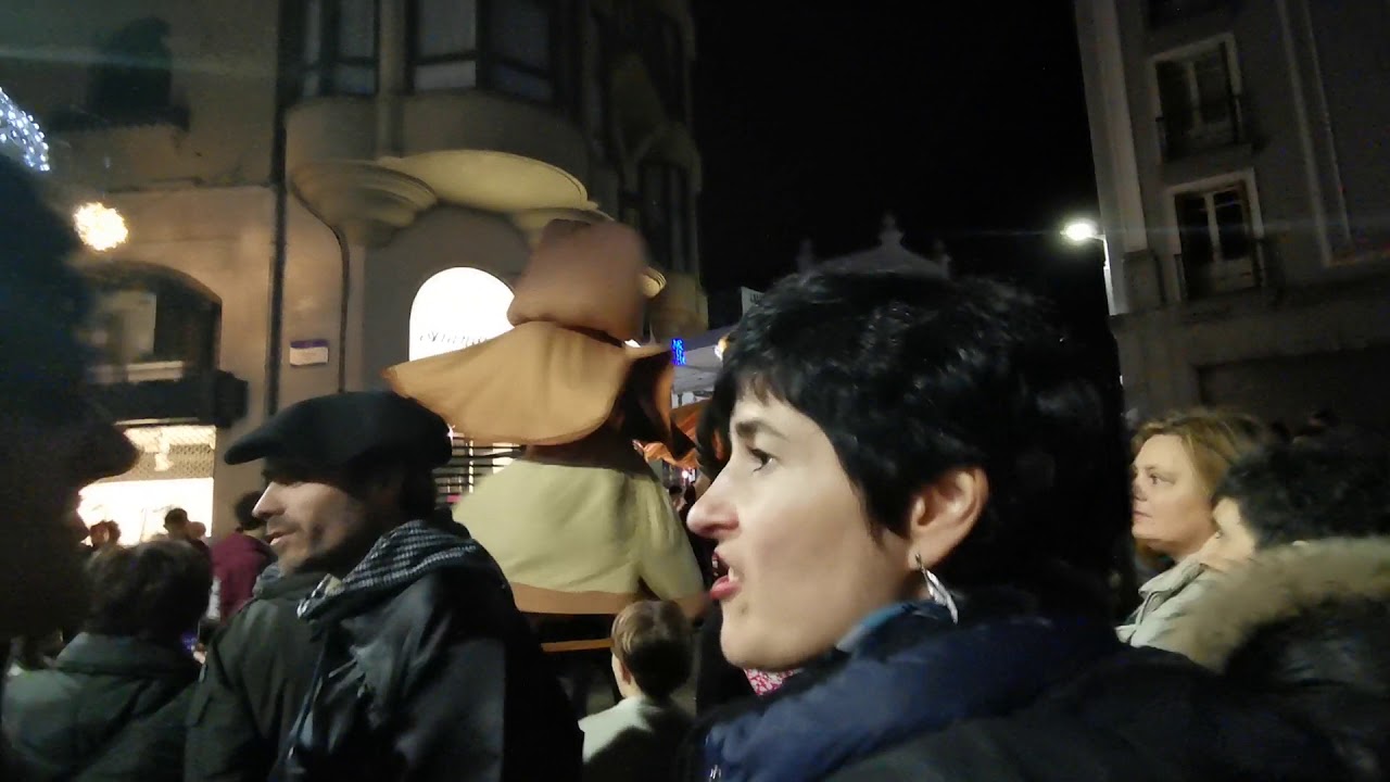 Pasacalles Final Gigantes De Tolosa El 24 De Diciembre + Los Niños Con Antorchas En El Tinglado