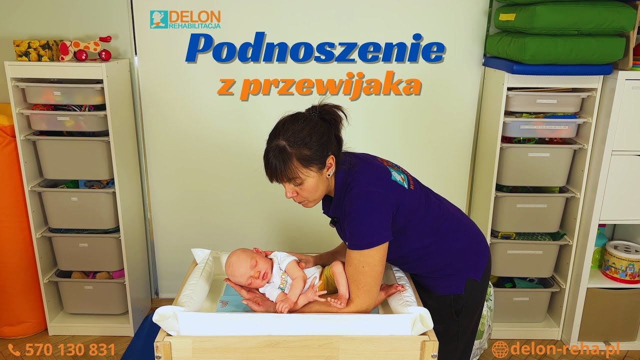 Jak podnieść dziecko z przewijaka?