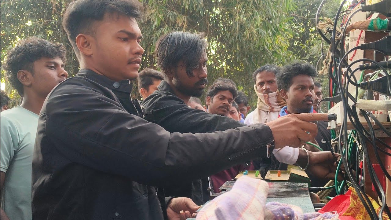 মোজাম সাউন্ড রোড শো বেরোনোর আগে শ্যামা সংগীত ও নতুন ডায়লগ দিয়ে বাজানো শুরু করছে দেখো