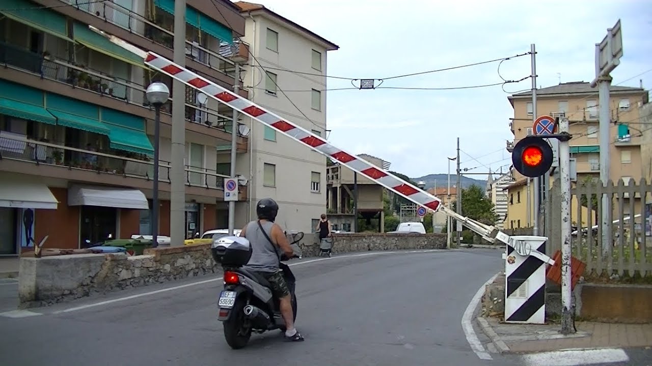 Spoorwegovergang Pietra Ligure (I) // Railroad crossing // Passaggio a livello