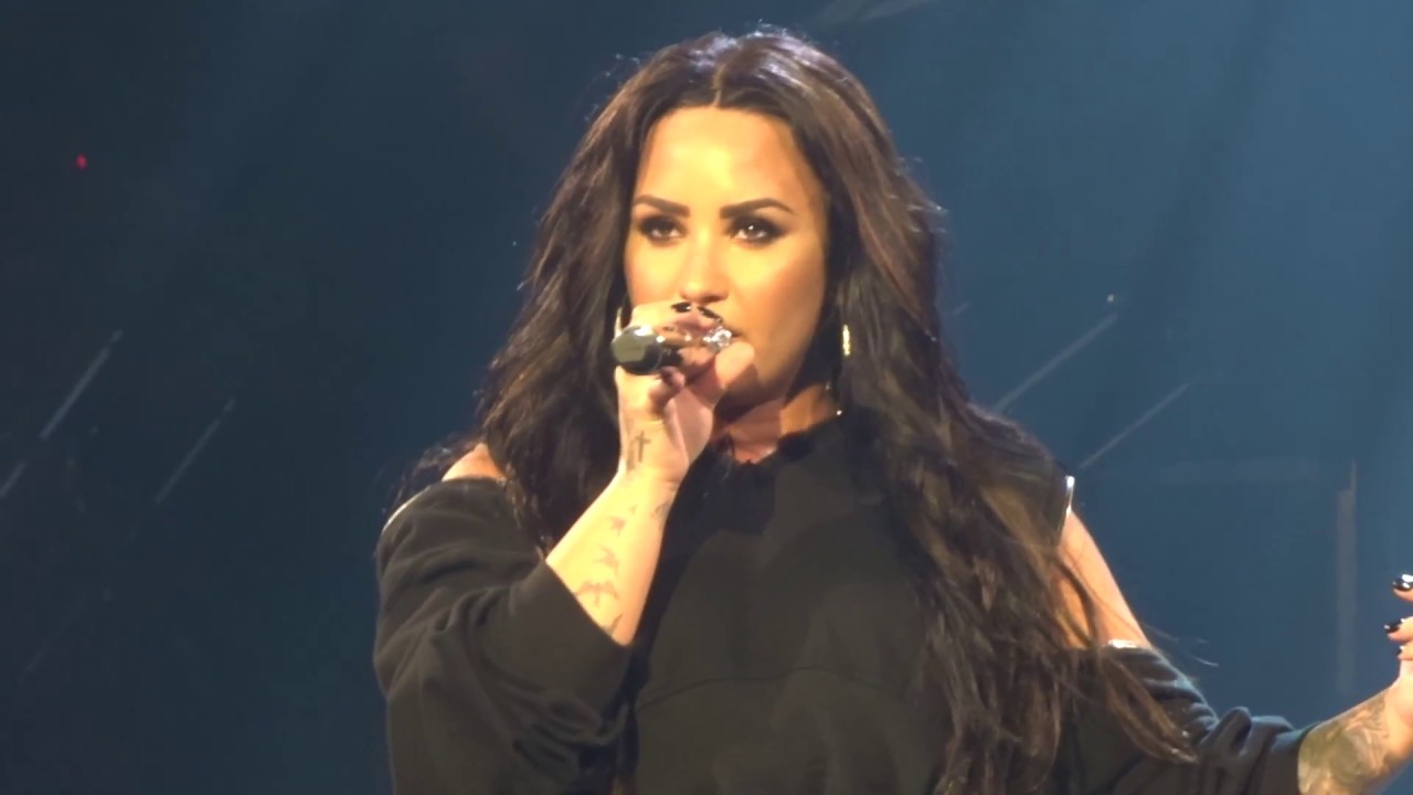 FALL IN LINE - DEMI LOVATO (AMSTERDAM AFAS LIVE)