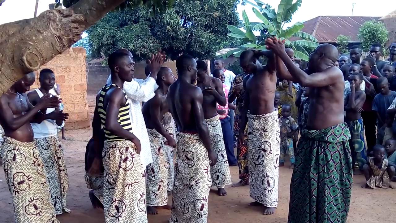 Touriste Fran&ccedil;ais &agrave; Bohicon: D&eacute;gustation du rythme Akonhoun avec le Groupe Akonhoun Zounz&eacute;