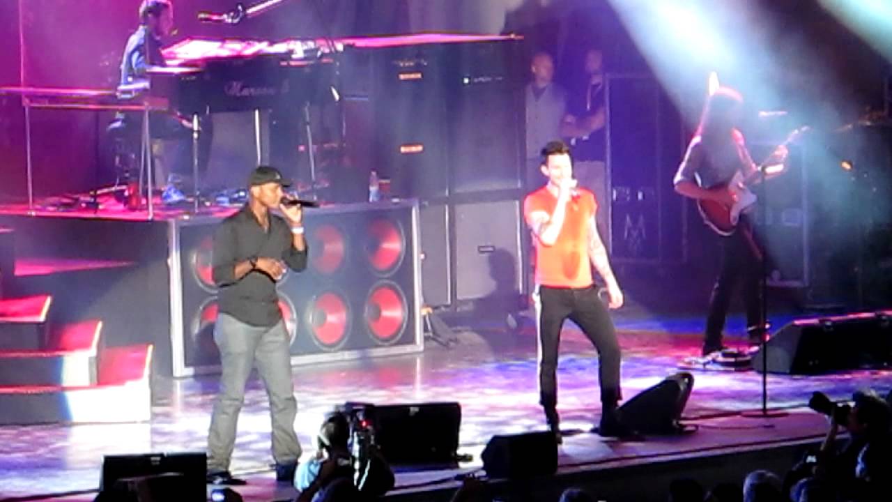 Maroon 5 duet Javier Colon "Man in the Mirror" at Hollywood Bowl 2011-07-25