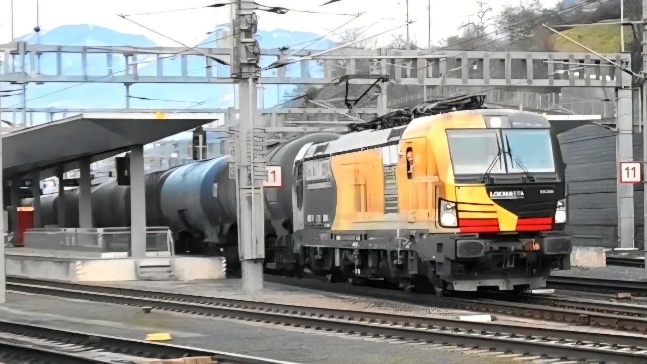 Bahnhof Feldkirch: ÖBB Taurus mit gemischtem Güterzug, LOCMASTA 193 299 mit Kessewagenlzug