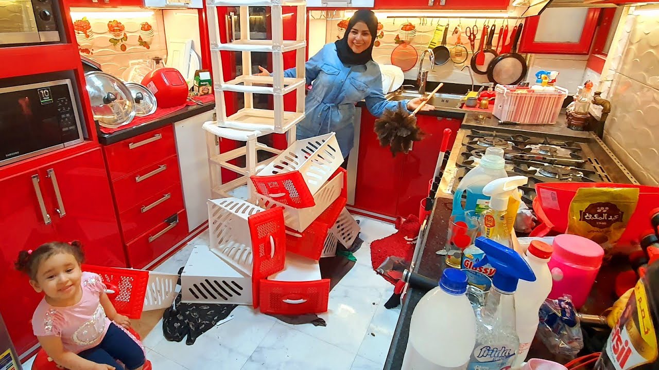 #تنظيفات_العيد المطبخ كله استحمه حمومه العيد من غير كسل حضروا مقشاتكم  ومساحتها ويلا علي المعركه