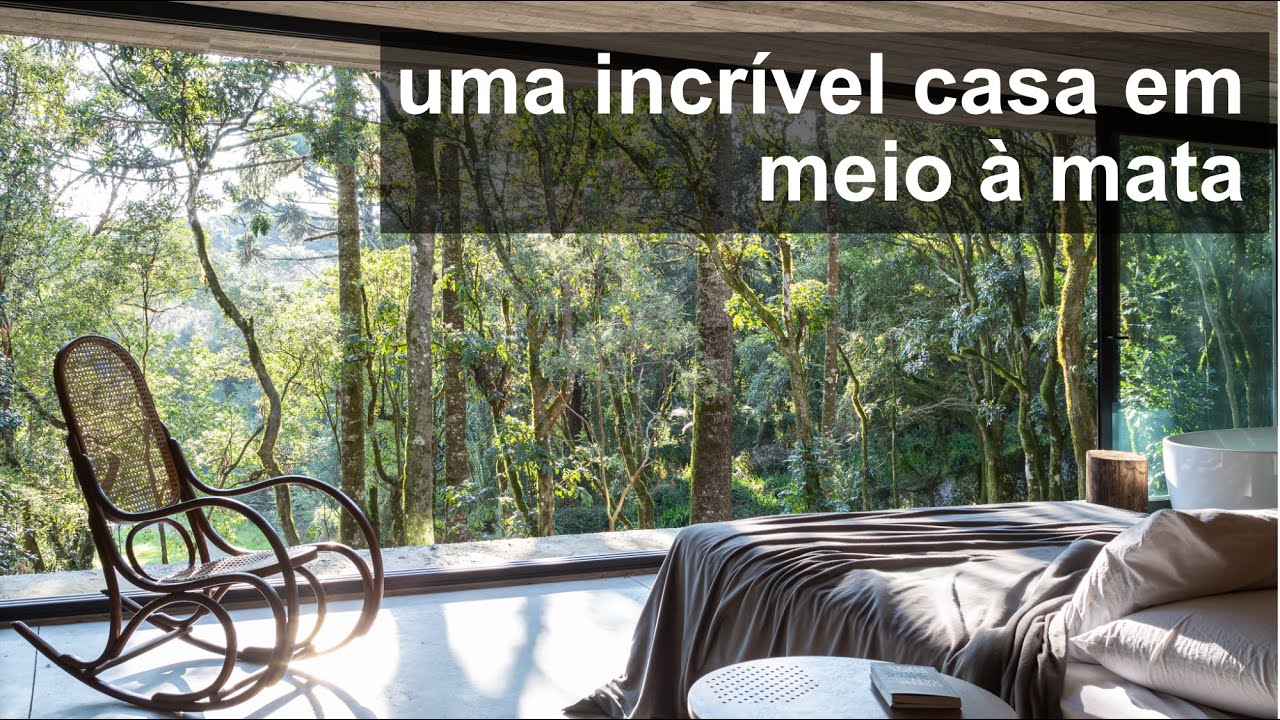 Uma casa na serra: constru&iacute;da em concreto, madeira e vidro.