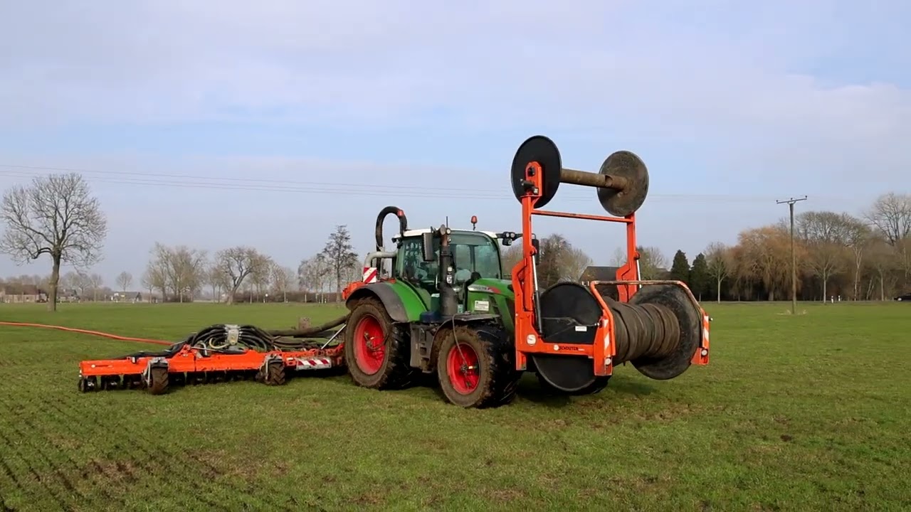 Fendt 718 am Schlauch beim düngen.