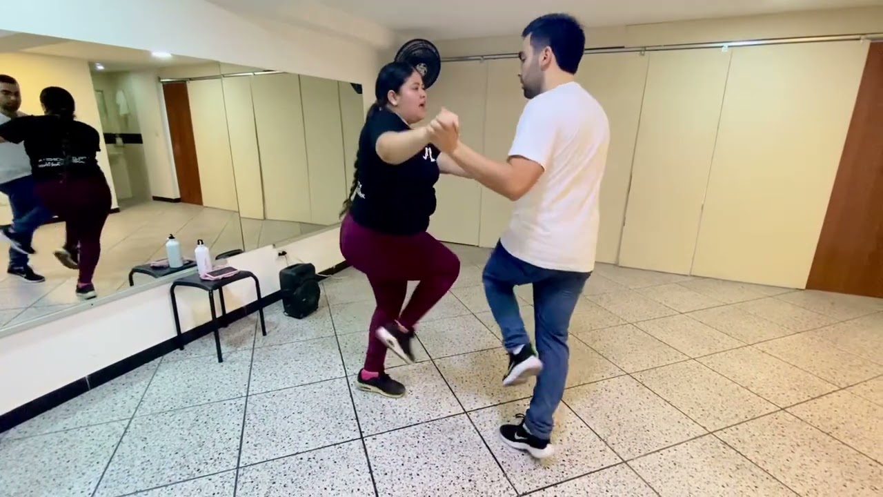 Salsa iniciaci&oacute;n. Pasos y vueltas con conteo musical. 💃🏽🕺🏻 Jueves, 22 de Agosto de 2024.