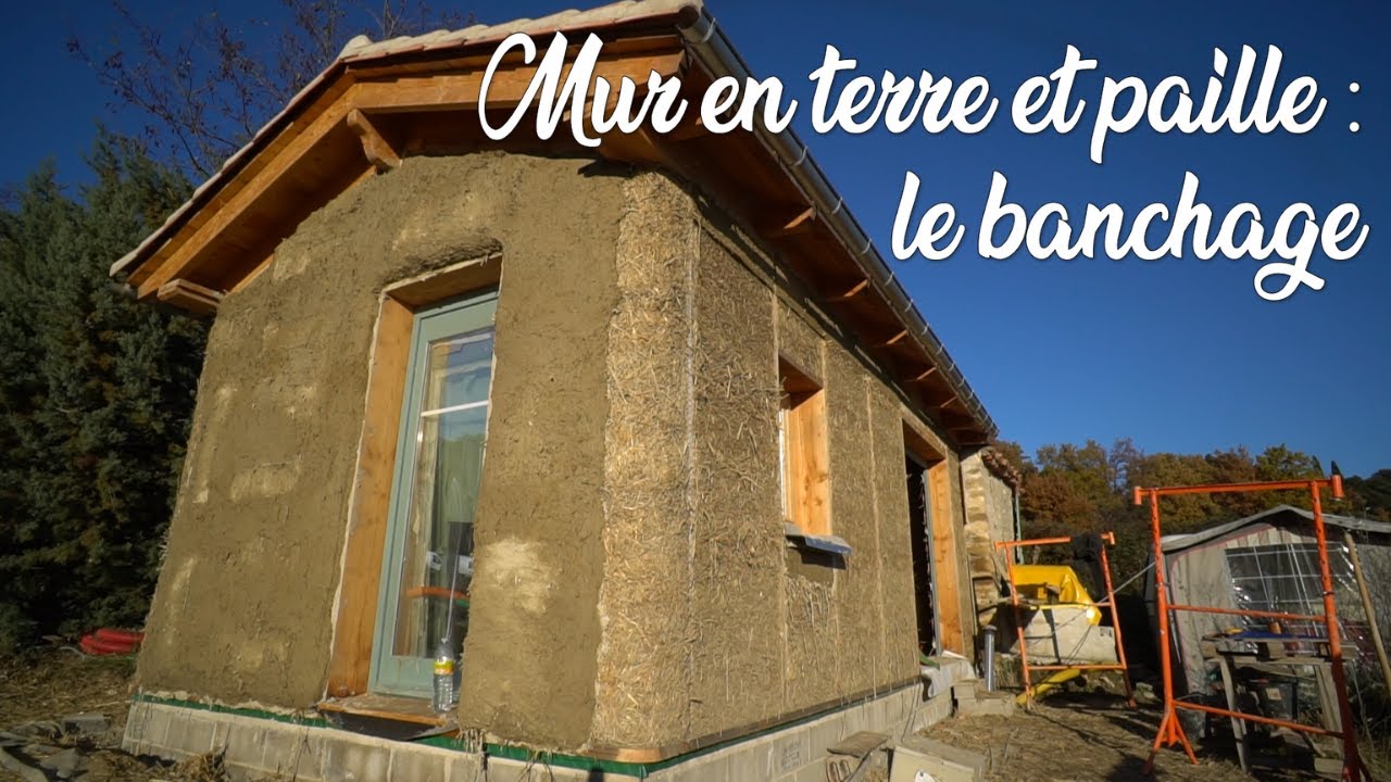 Construire un mur en terre et paille : le banchage
