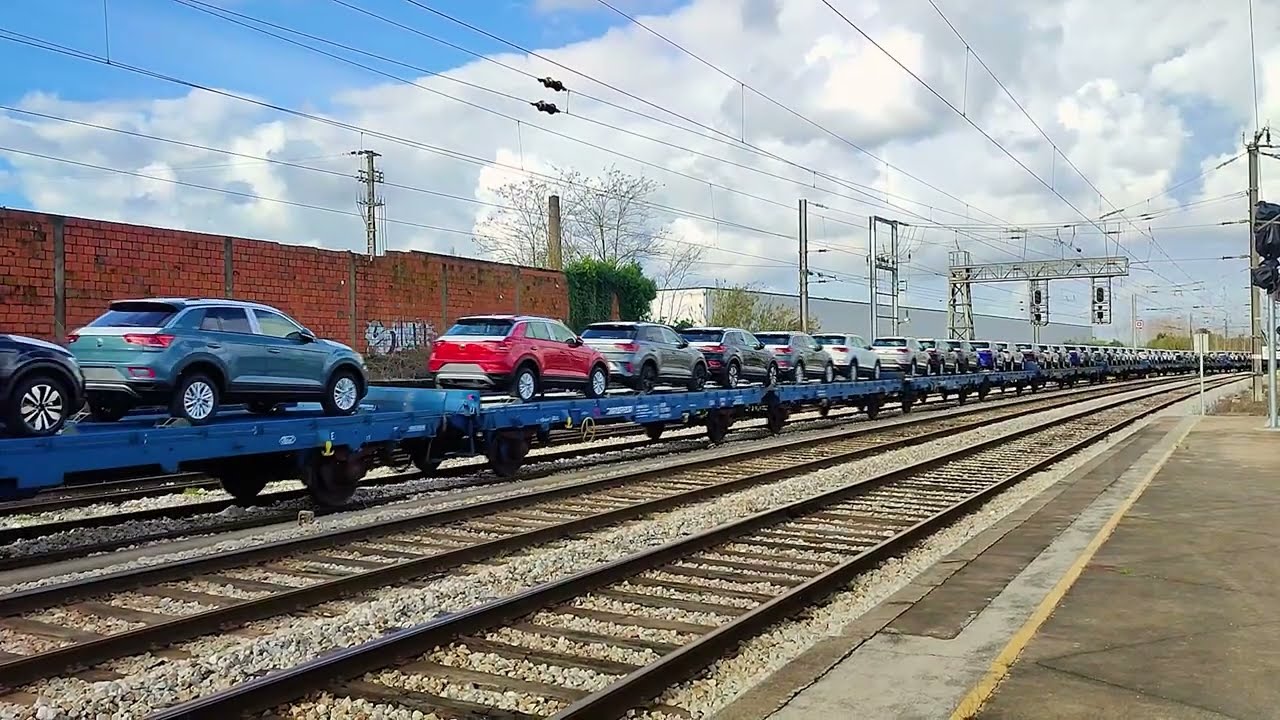 Comboio Autoeuropa com VW T-Roc em direção a Leixões