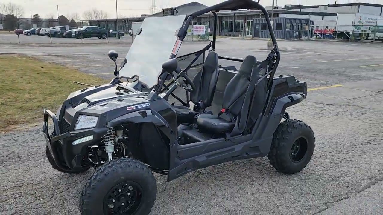 Highlander 200cc UTV с инжекторным двигателем, черными кастомными дисками и комплектом уличного о...