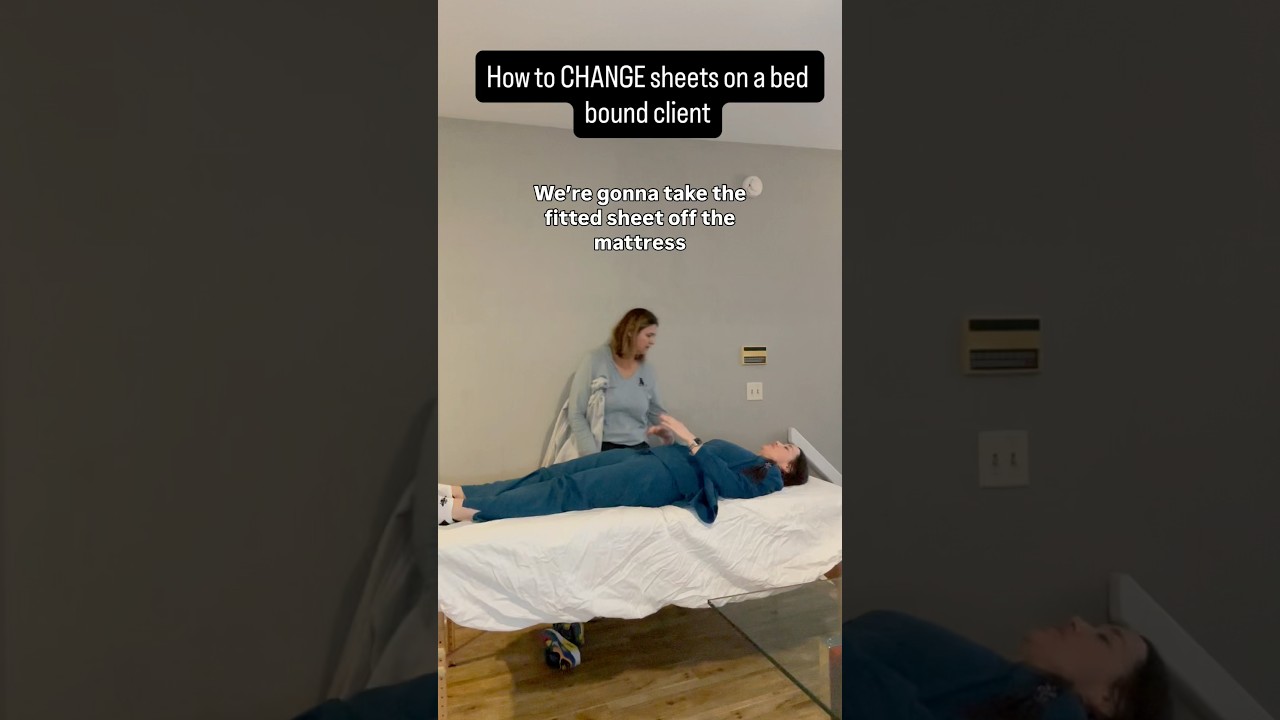 Hoe je lakens verschoont bij een bedlegerige cli&euml;nt #fysiotherapie #ondersteuningvoormantelzorgers #mantelzorger #senioren