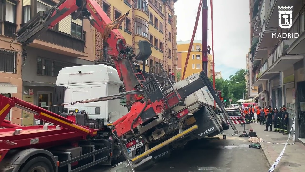 Maniobra Bomberos Vuelco camión pluma