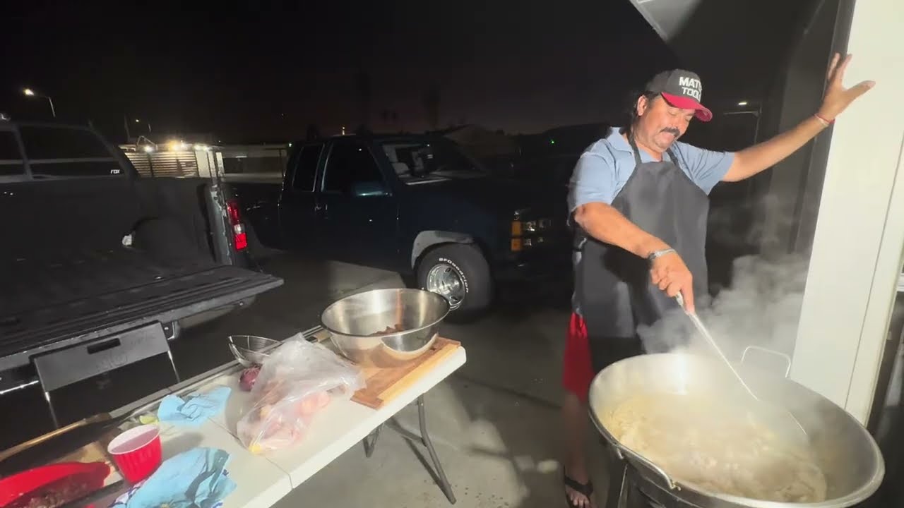 Haciendo chicharrones para disfrutarlos en diferentes guisos en la semana!!💯