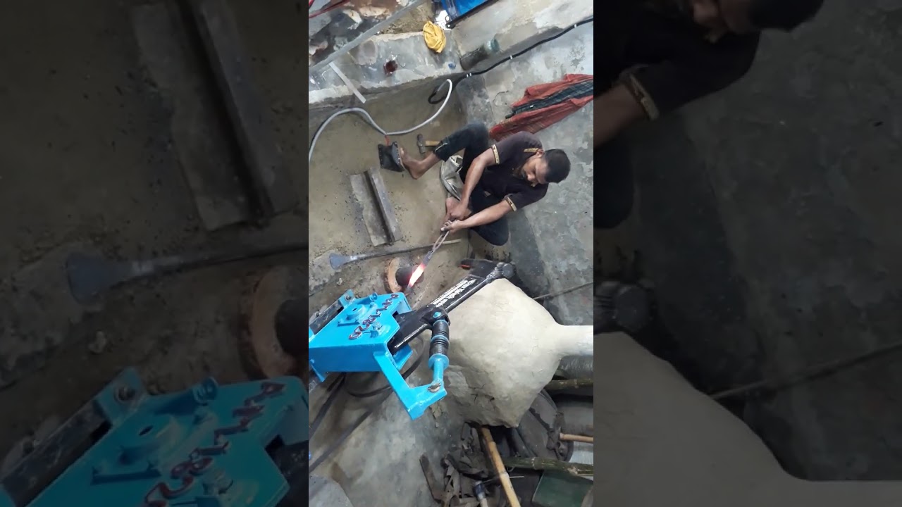 কর্মকারের লোহা পিটানো পাইলিং মেশিন তৈরি করা হয়৷ শিশা বাজার পোরশা নওগাঁ নং ০১৭৪৬১৮২০৮৯৷ বাংলাদেশ৷