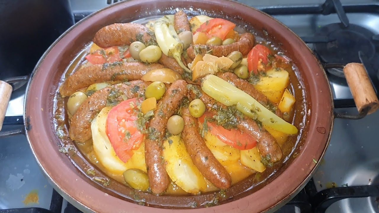 أكلة سهلة و سريعة التحضير صوصيص في الطاجين مع البطاطس المذاق روعةtajine saucisse