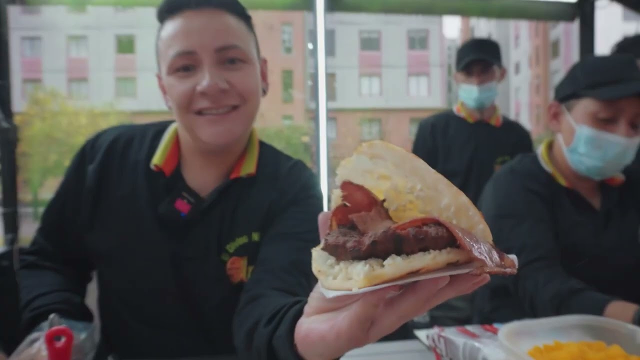 ¡Unas AREPAS RELLENAS BRUTALES EN BOGOTÁ!| Los Insaciables