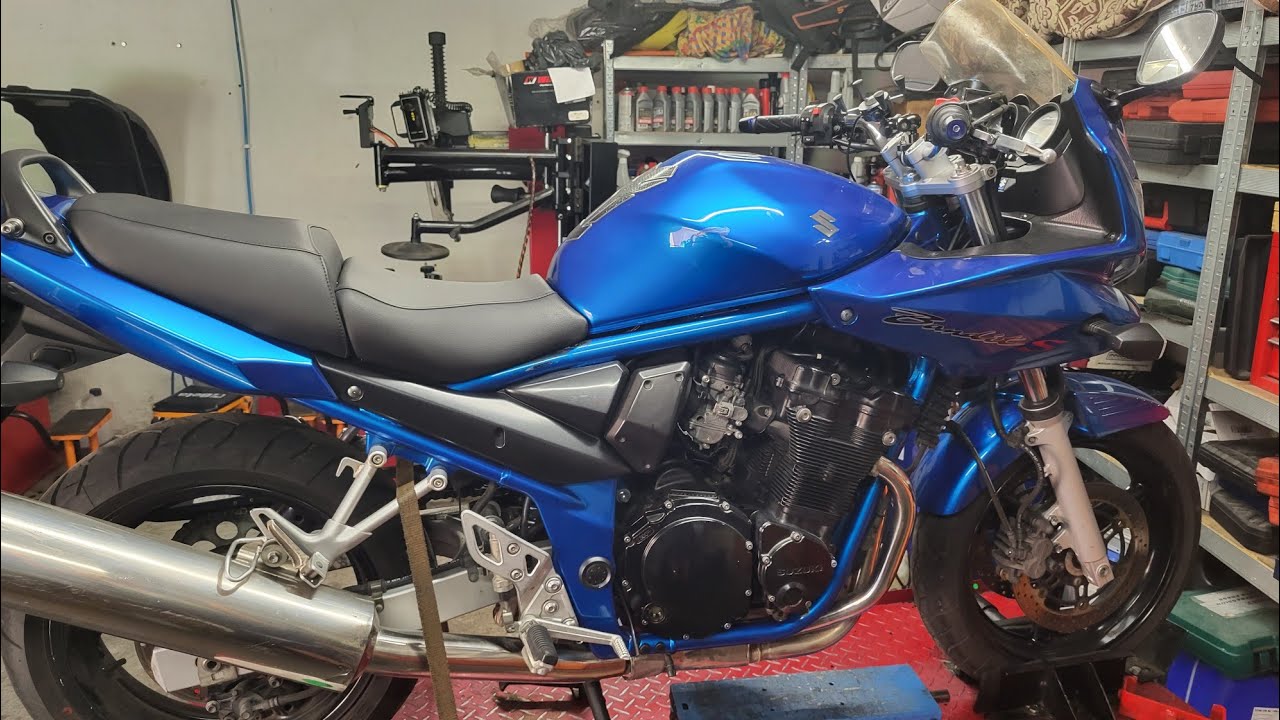 Suzuki Bandit 650, pracuje na 3 cylindry, regulacja zaworów, drobne wycieki.