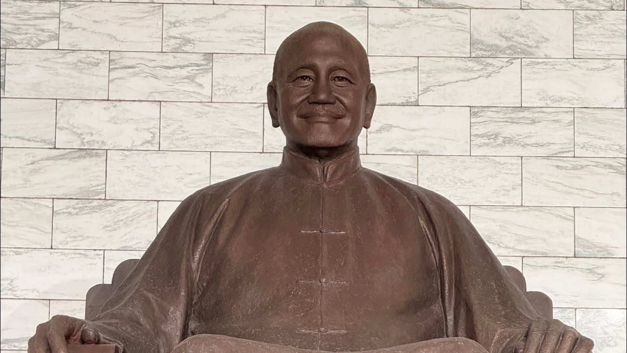 영상에 담긴 장면은 타이베이를 대표하는 중정기념당 위병 교대식입니다.이 교대식은 매 정해진 시간마다 진행되며, 한 치의 오차도 허용하지 않는 절도 있는 동작으로 대만 근위병..