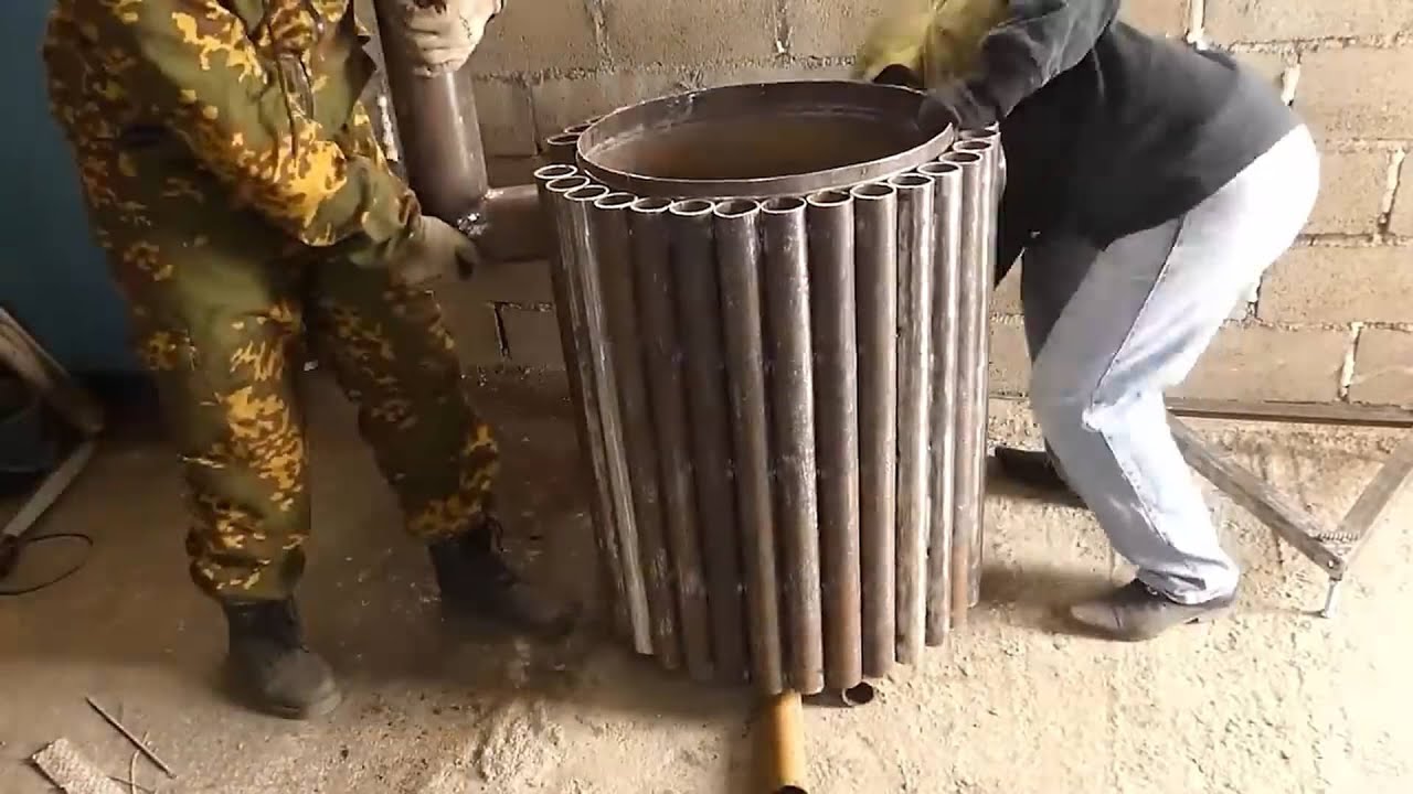 大叔用废弃铁桶制作二次燃烧壁炉，加一次柴火能管一天，太牛了