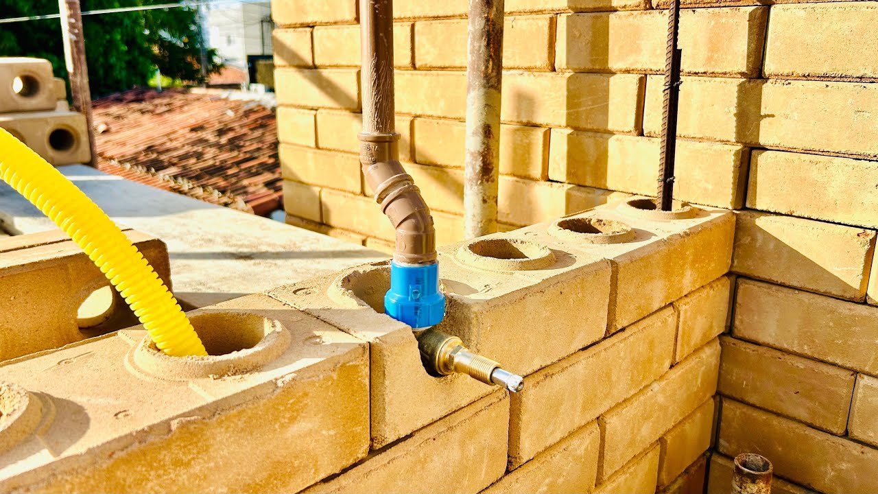 COLOCANDO O REGISTRO HIDRÁULICO DO BANHEIRO - CASA DE TIJOLO ECOLÓGICO 