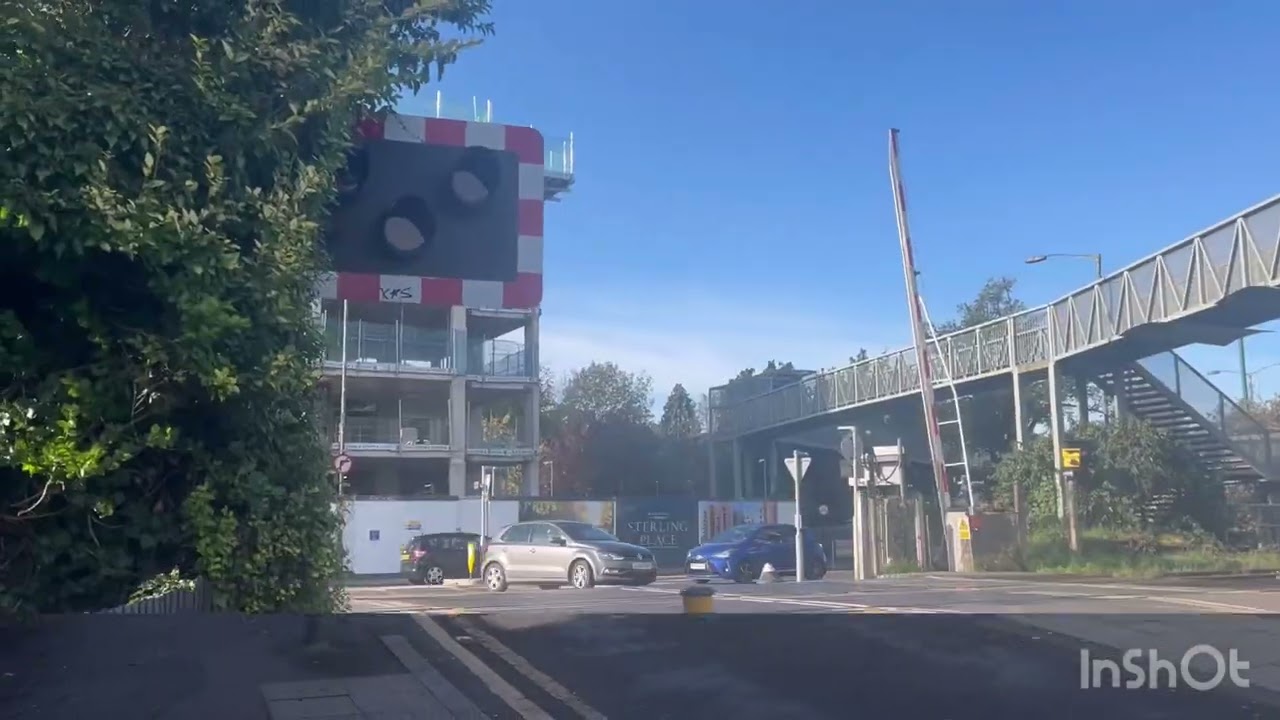 West Barnes level crossing Raynes Park 27/10/2024 UK 🇬🇧