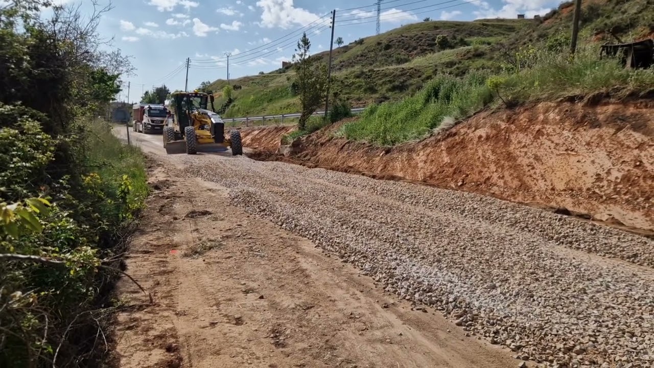 #Komatsu GD675 de Esama metiendo zahorra artificial en cuña