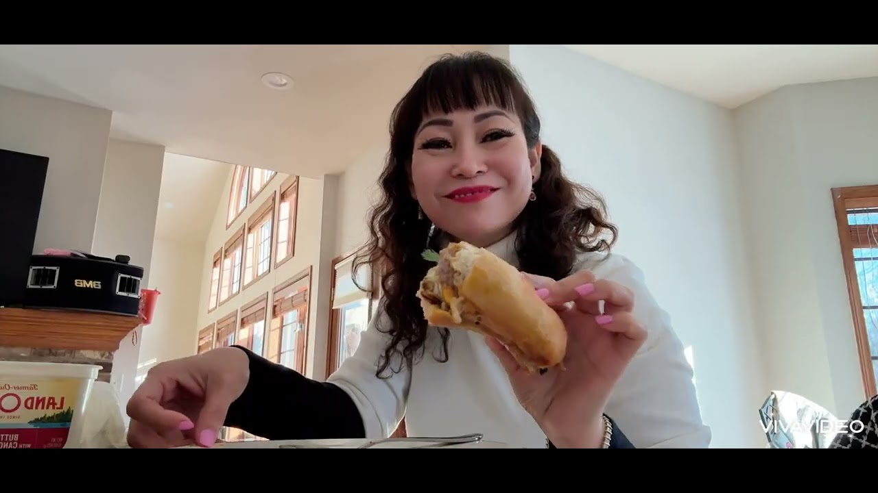 BỮA ĂN SÁNG VỚI BÁNH MỲ TRỨNG VÀ BATÊ RẤT NGON. 