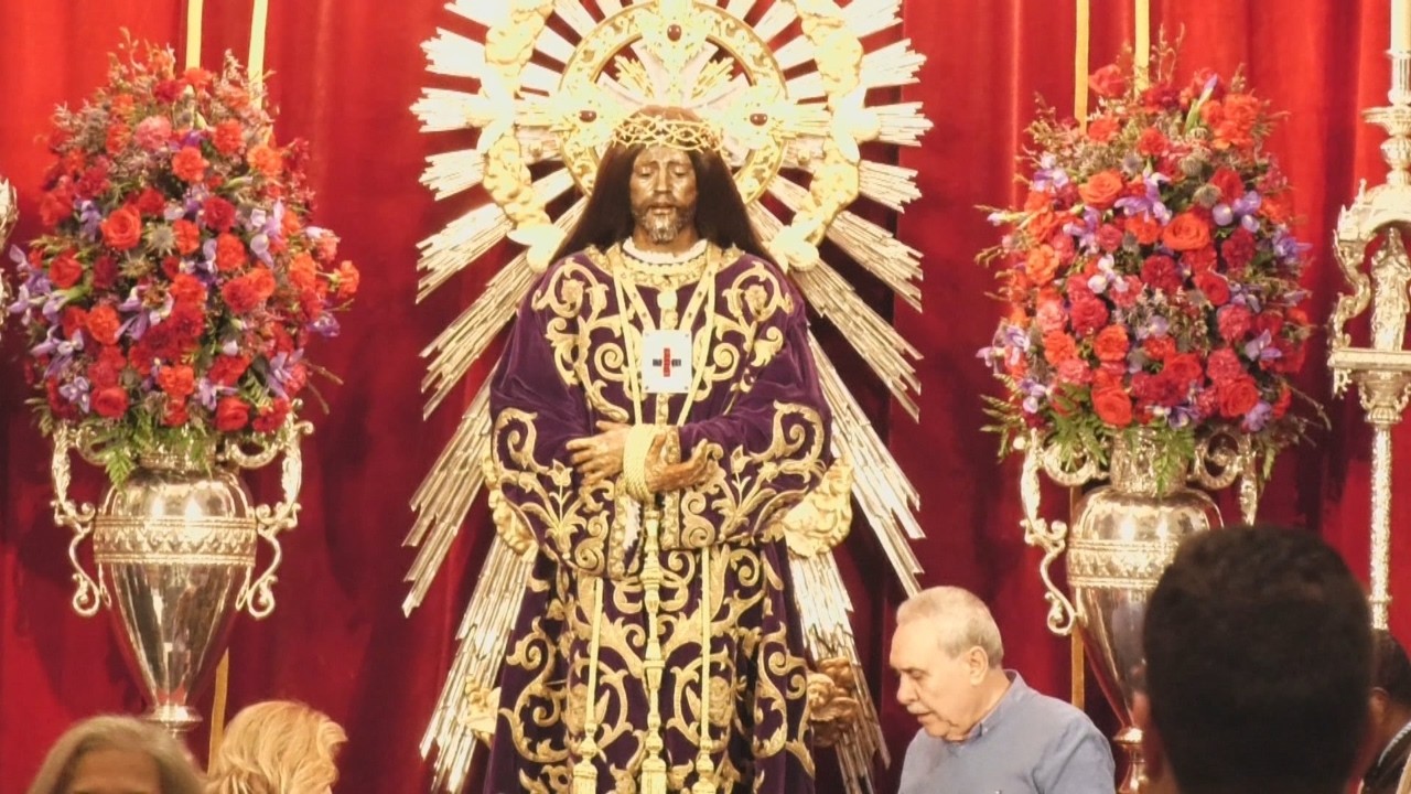 Miles de devotos se citan en el tradicional besapiés de Jesús de Medinaceli