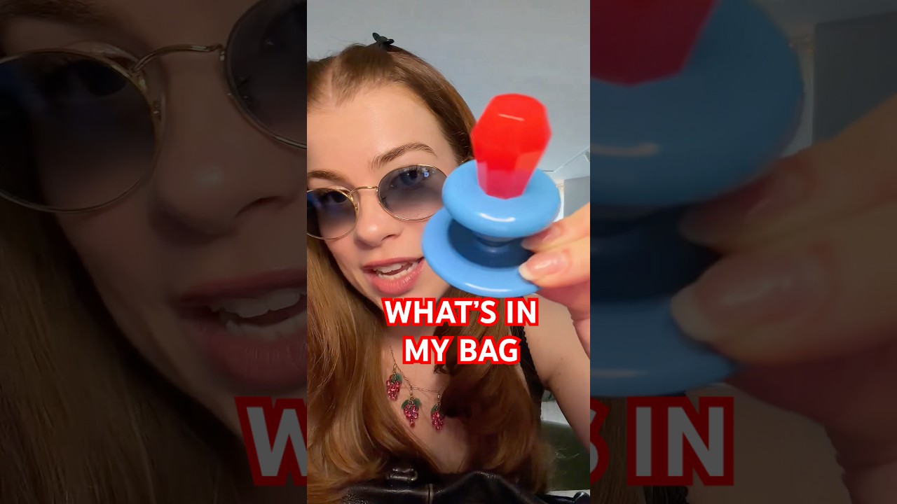 What&rsquo;s in my bag as a candy YouTuber 👜🍭💕 #whatsinmybag #candy #whatsinmypurse #vlog