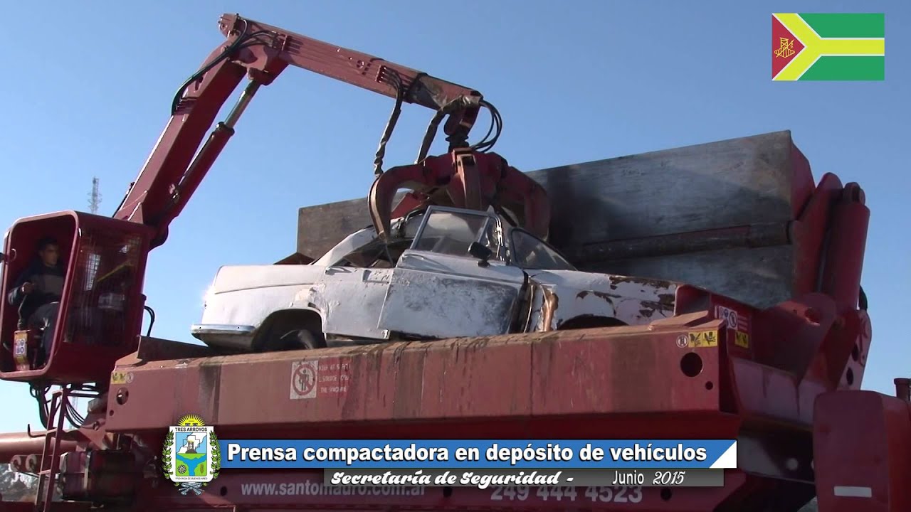 Prensa compactadora en el depósito de vehiculos de la Secretaría de Seguridad