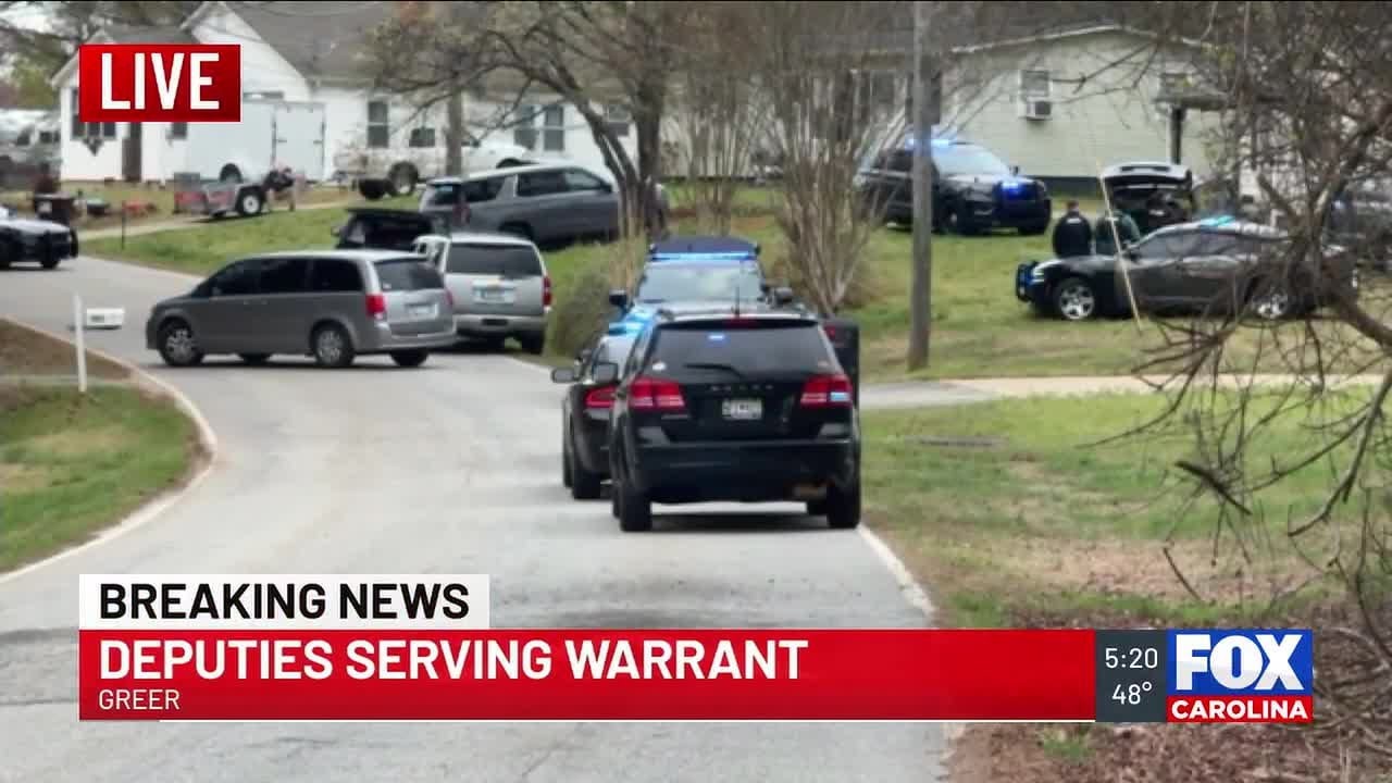 Дорога перекрыта для проведения сотрудниками полиции округа Гринвилл исполнения ордеров на обыск.