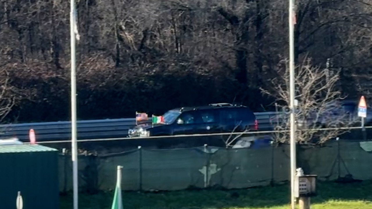 Il convoglio del vicepresidente USA JD Vance in viaggio verso Milano da Malpensa