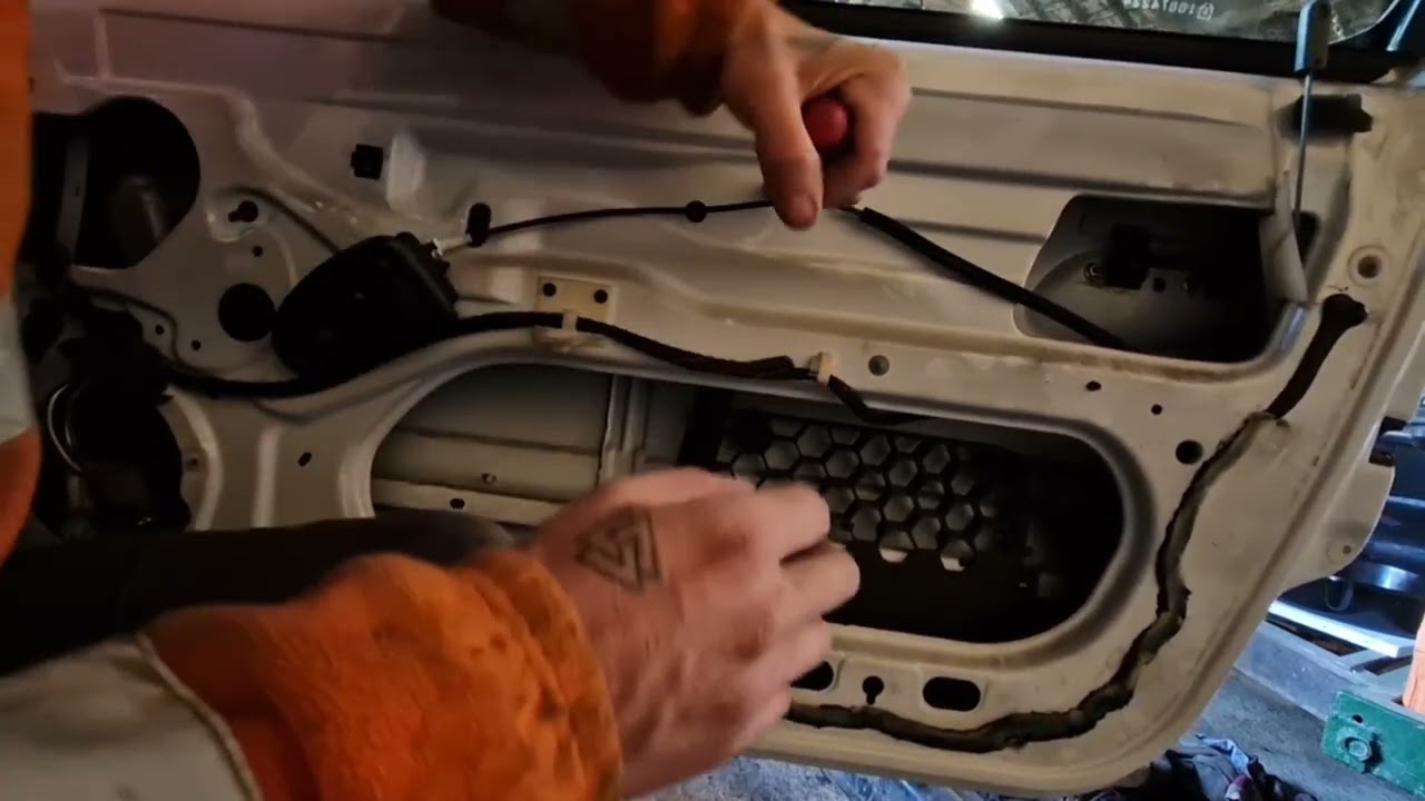 Montage du lève vitre avant sur Renault clio 2