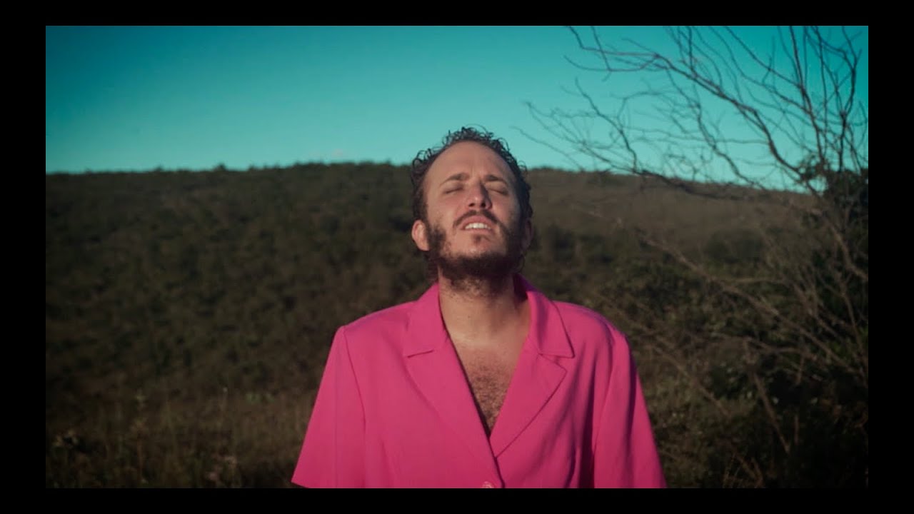 ALGUÉM CANTANDO (Caetano Veloso) :: LUIZGA + iZem (music video)