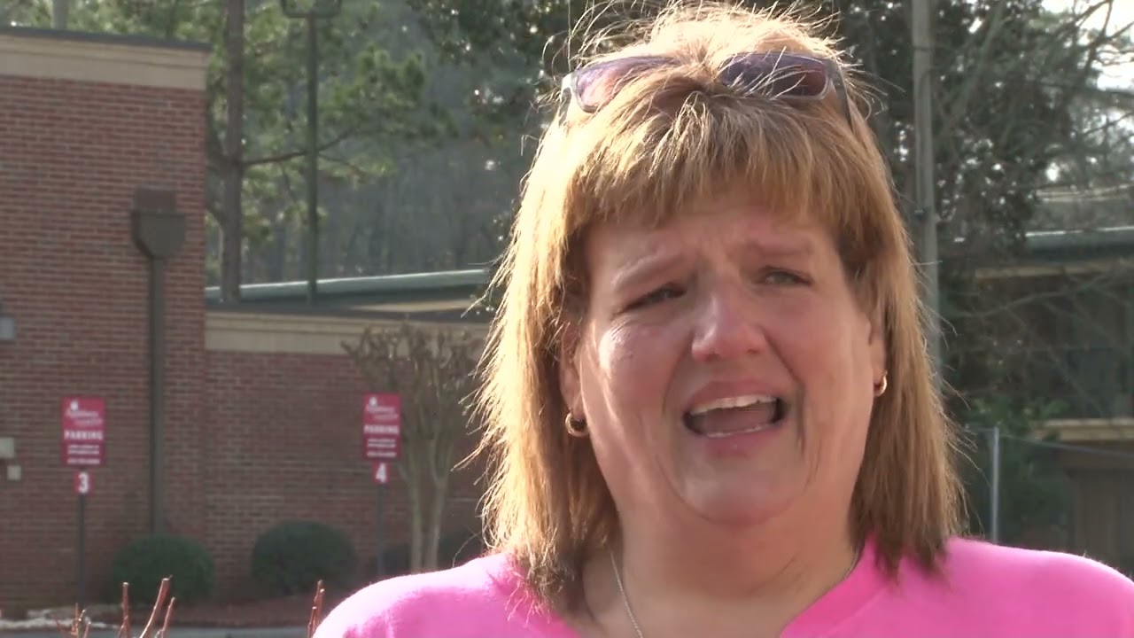 Woman recalls alleged assault by Macon Applebee's server