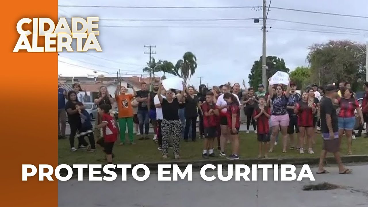 Moradores têm casas alagadas em Curitiba e protestam pedindo solução para problemas de enchentes