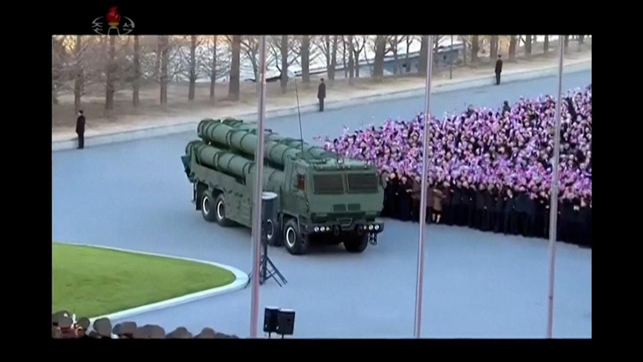 KIM JONG UN svela il lanciarazzi con testate nucleari: 