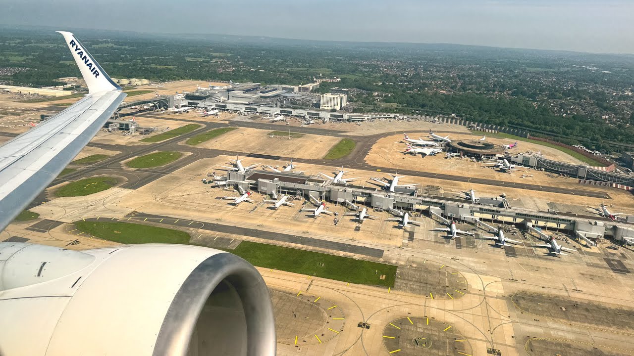 [4K] Ryanair Boeing 737-800 Sunny Morning Takeoff at London Gatwick