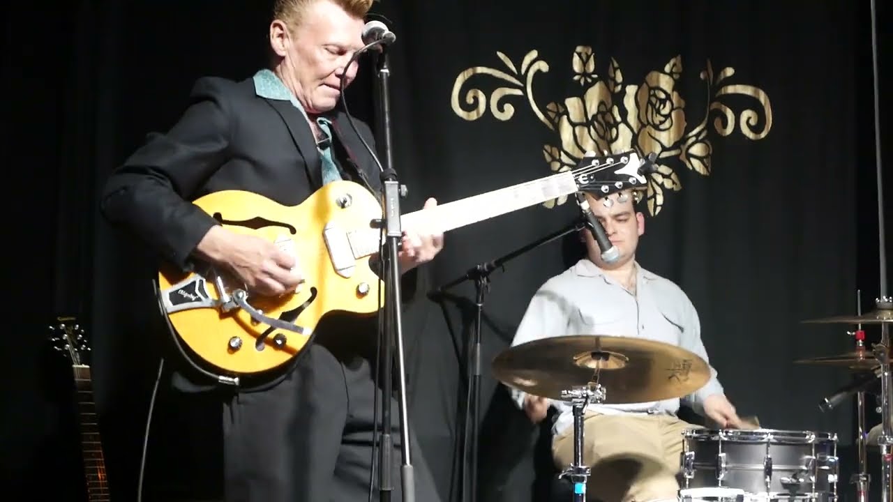 Kid James trio - Lomond Hotel - Dave Cantrell, vocal, James Schembri drums - School of rock n roll