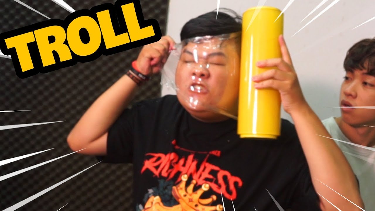 TRÒ ĐÙA DÁN BĂNG KEO KÍNH MẶT TROLL CHUỐI CỦA OOPS CLUB