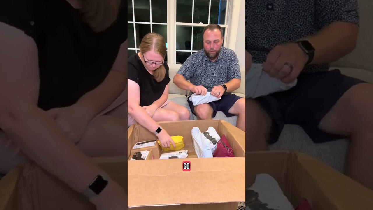12 августа Ник снова открывает этот FunDelivered Party Box вместе со мной! Он начинает новую рубр...