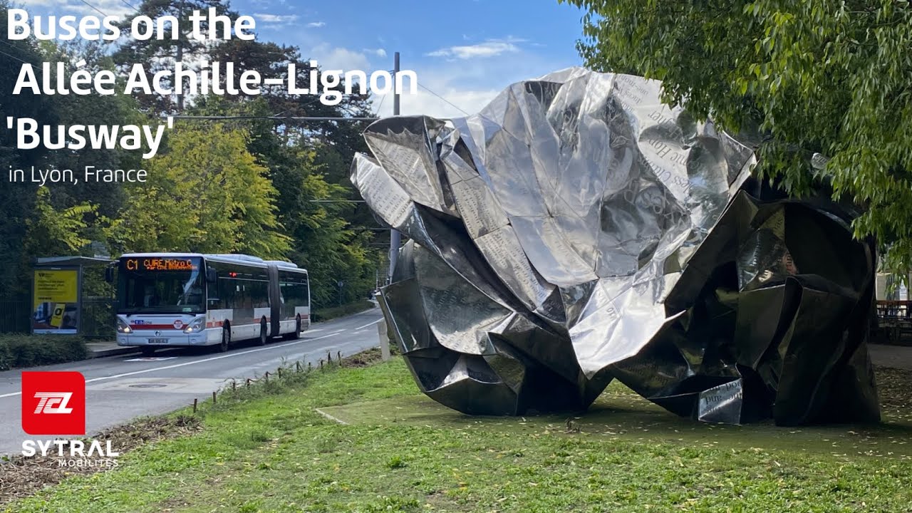Buses on the Allée Achille-Lignon 'Busway' (Lyon, France)