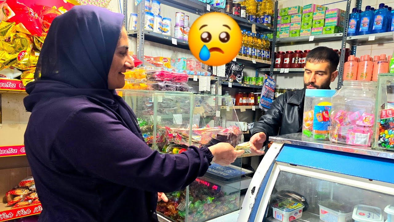 The efforts of a homeless mother to provide food in a crisis situation😱😢
