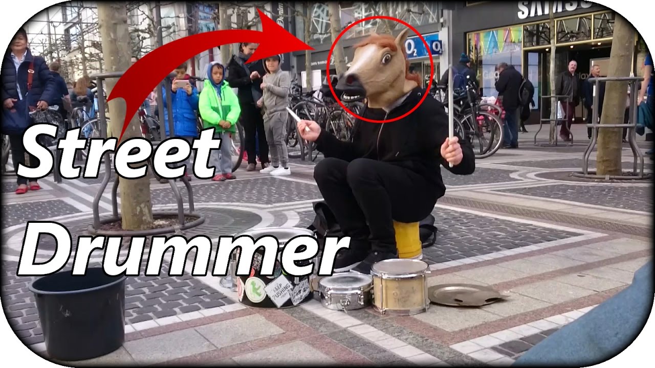 street drummer in Frankfurt - Pferd trommelt auf der Zeil in ffm